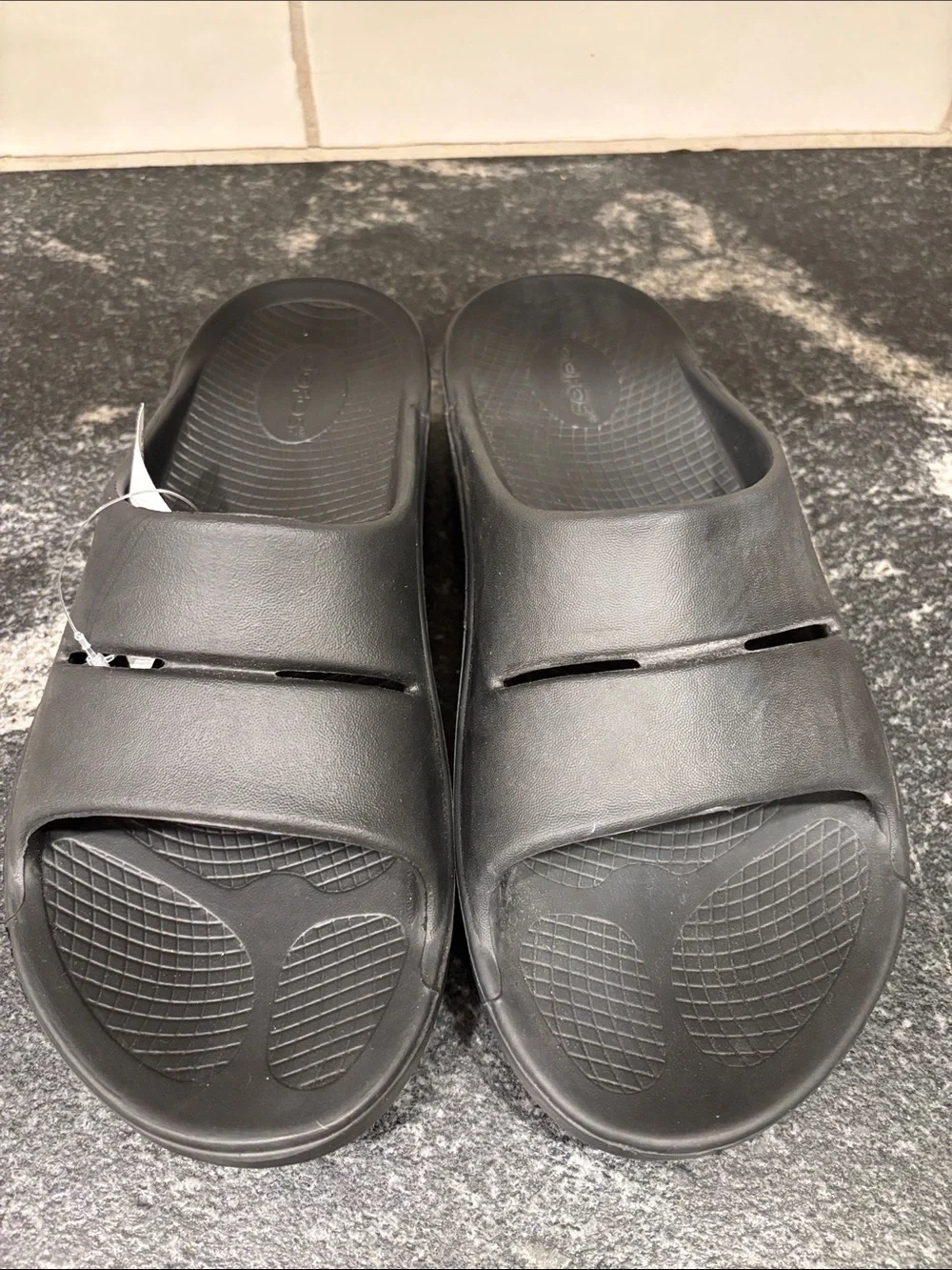 OOFOS Men’s Slide Sandals – Black – Size M9 / W11 / EU 42 - NEW